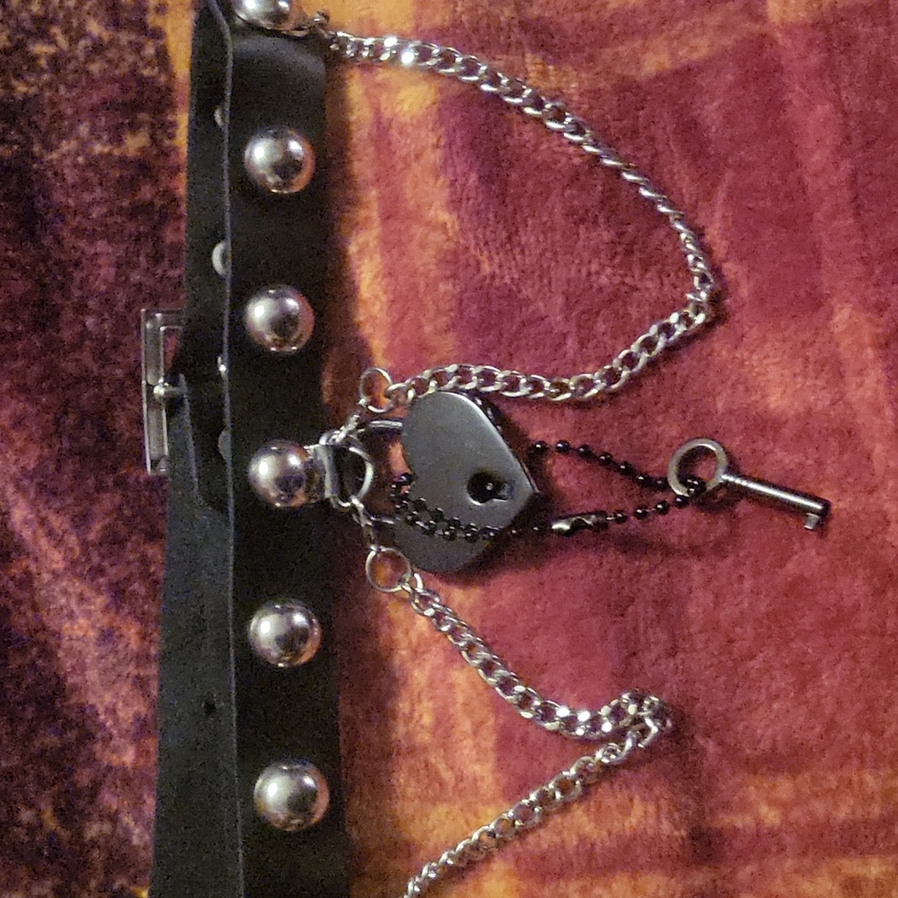 Heart lock choker